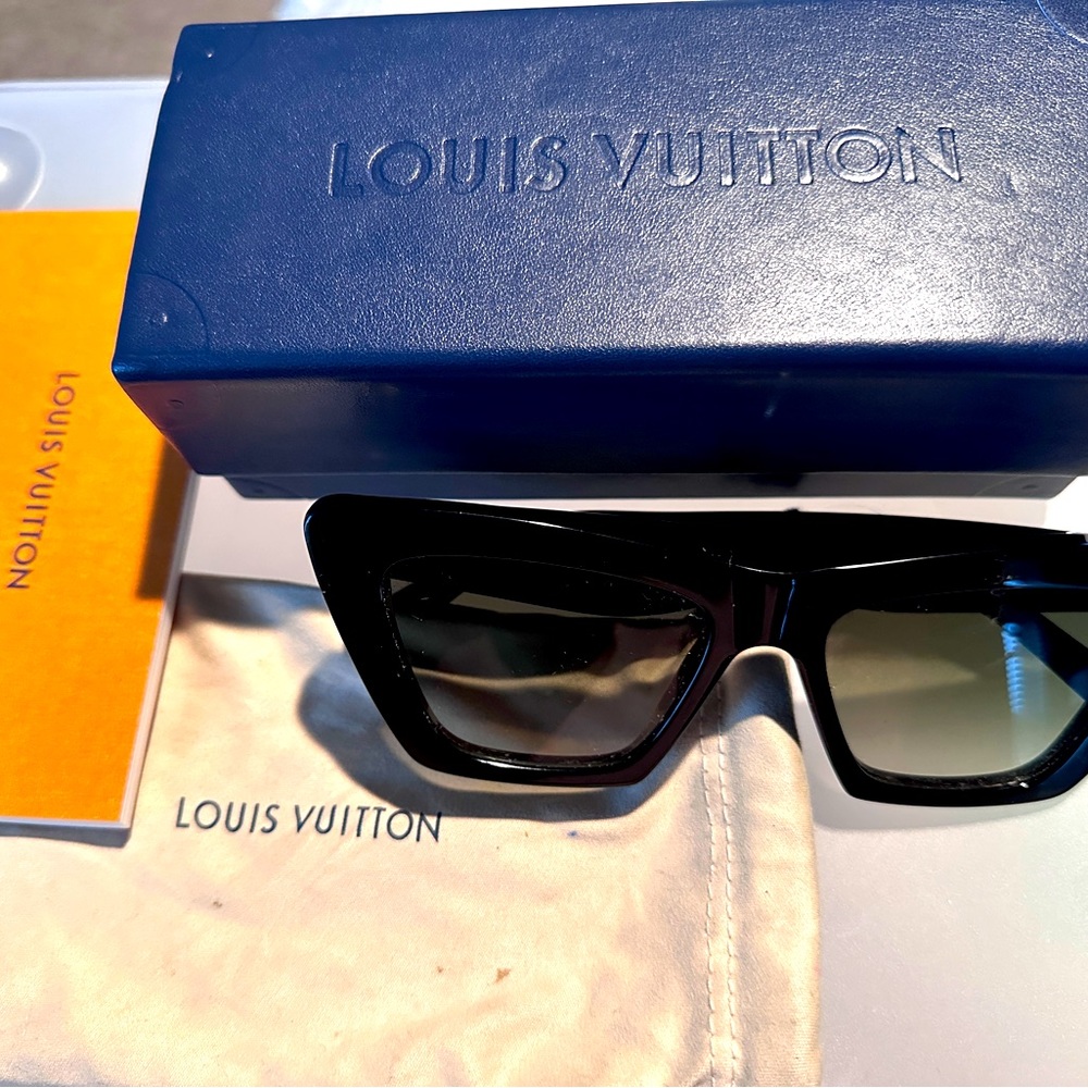 Beautiful Authentic Black Fame Louis Vuitton Sunglasses.
